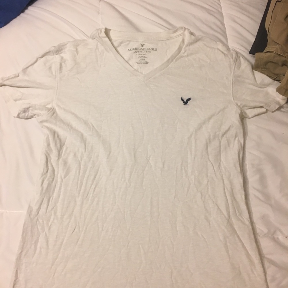 White American Eagle vneck